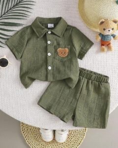 Set de camisa y pantalones cortos con bolsillo texturizado y bordado de oso
