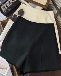 Shorts de mujer de cintura alta de color oscuro minimalista