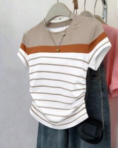 Camiseta con diseño gráfico a rayas multicolor