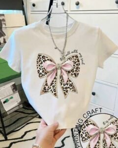 Camiseta de cuello redondo con lazo y estampado de leopardo