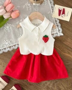 Blusa sin mangas con bordado de fresa anudada y falda corta plisada roja