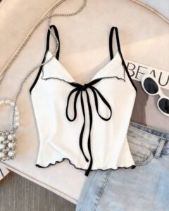 Top de tirantes con lazo y ribete de lechuga en contraste