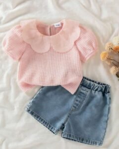 Blusa con cuello de volantes y pantalones cortos de mezclilla para niñas