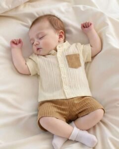 Camisa de tela a rayas en marrón y blanco con pantalones cortos