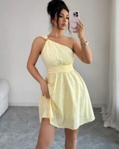 Vestido corto unicolor con detalle de cintura fruncida asimétrica