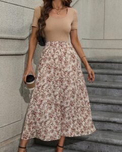 Vestido línea A con estampado floral diminuto y cuello cuadrado