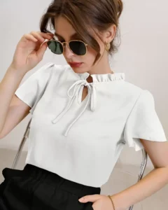 Blusa casual simple con cuello de concha y manga corta