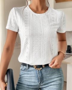 Camiseta blanca de cuello redondo con bordado de ojales