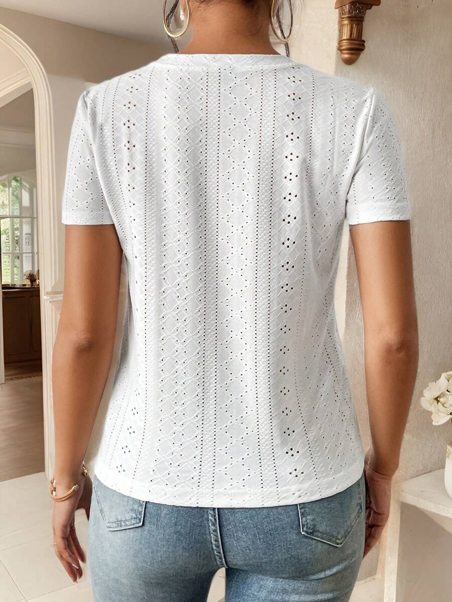 Camiseta blanca de cuello redondo con bordado de ojales - Imagen 3