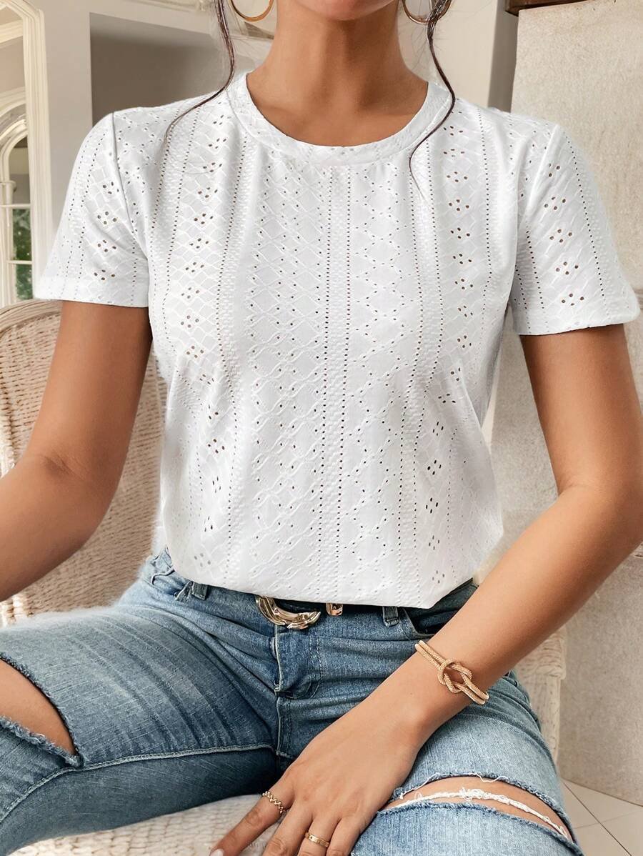 Camiseta blanca de cuello redondo con bordado de ojales - Imagen 2