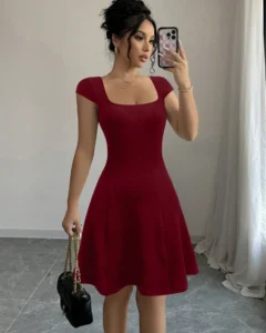Vestido de línea A con cuello cuadrado y mangas cortas