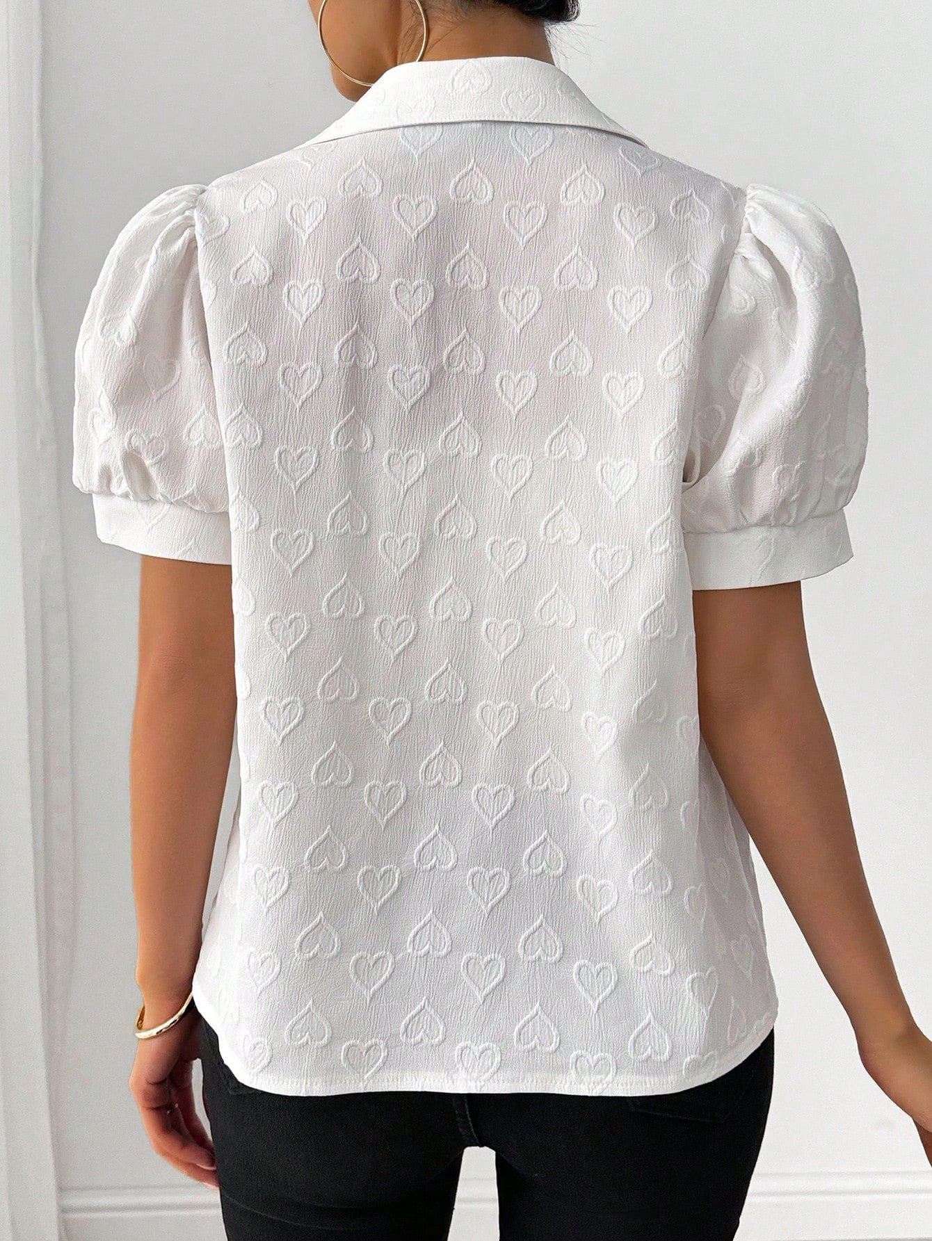 Blusa de mujer con mangas abombadas, unicolor y patrón de corazón - Imagen 2