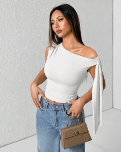 Blusa cruzada con cuello de corbata, plisada y de corte ajustado