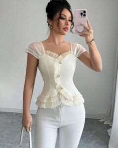 Blusa elegante de manga corta con diseño de botones y volantes