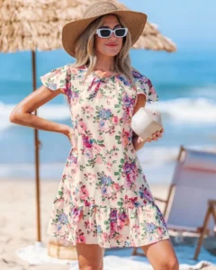 Vestido corto con estampado floral romántico y volantes