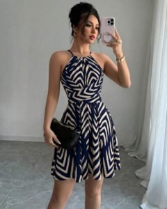 Vestido corto con diseño elegante de flecha azul marino
