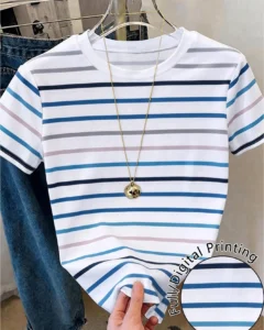 Camiseta de mujer de manga corta con cuello redondo y diseño minimalista a rayas