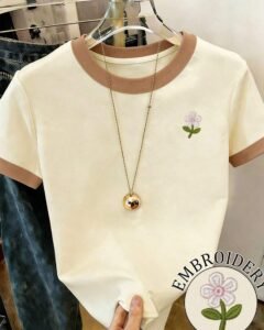 Camiseta caqui claro con patrón de bordado floral