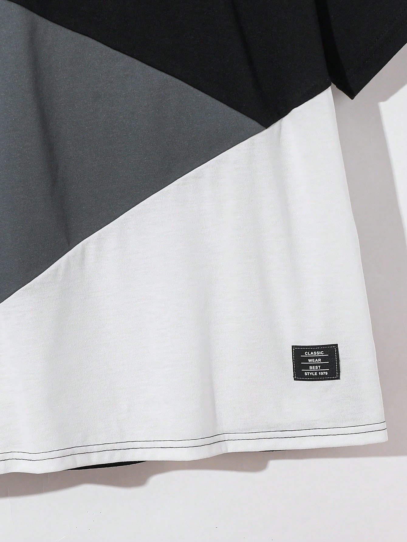 Camiseta de manga corta con cuello redondo y estampado de gorra - Imagen 2