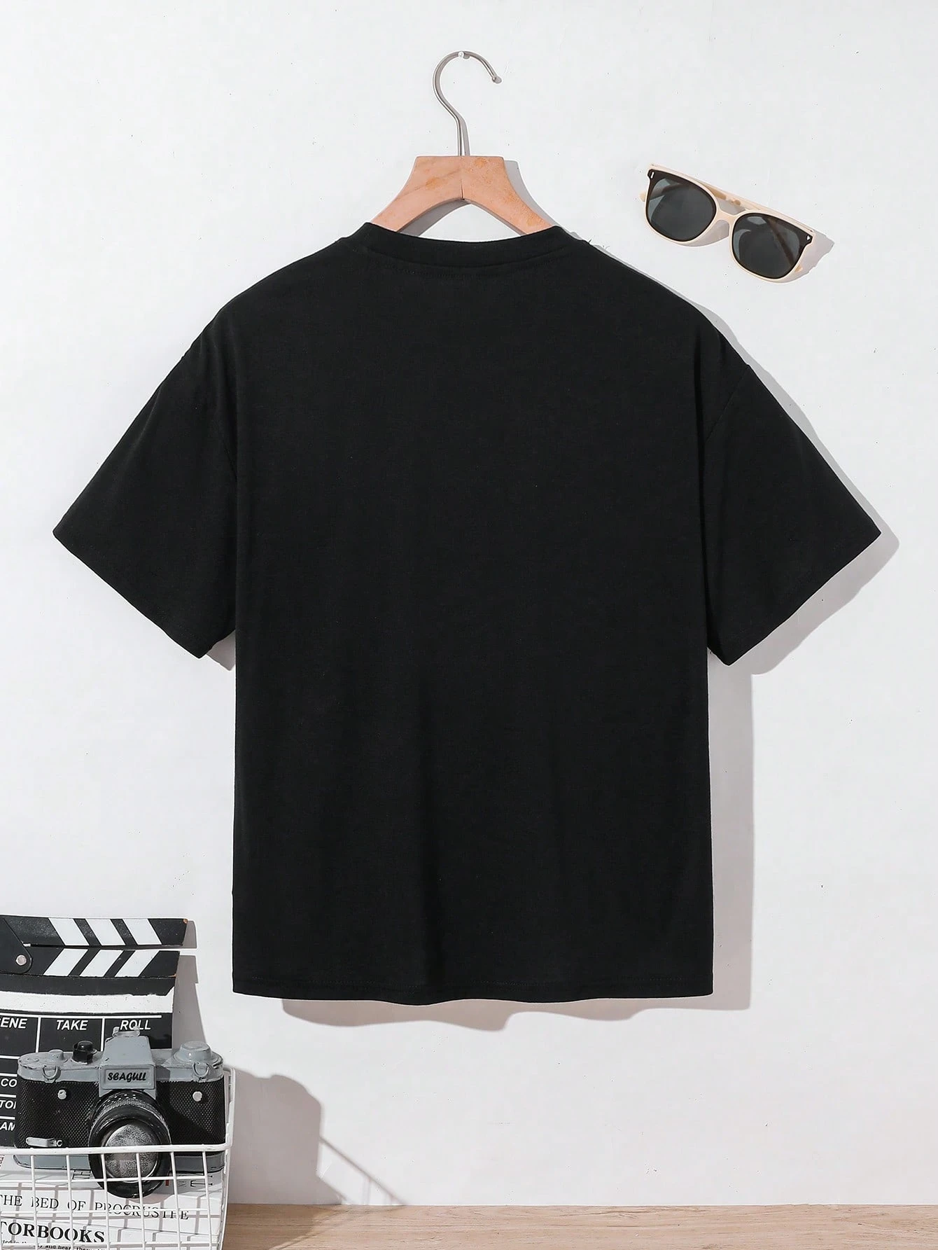 Camiseta de manga corta con cuello redondo y estampado de gorra - Imagen 3