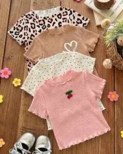 Camiseta de manga corta con estampado y dobladillo acanalado