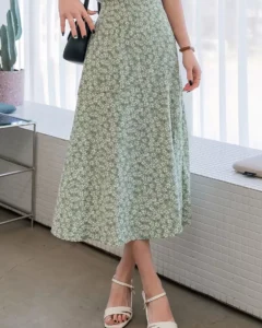Falda con abertura y estampado floral todo sobre fondo