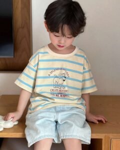 Camiseta de manga corta a rayas con estampado de dibujo animado