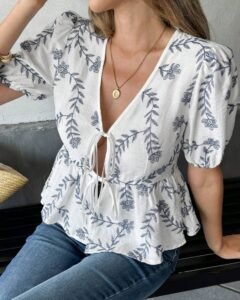 Blusa elegante y casual con estampado floral, lazo y volantes