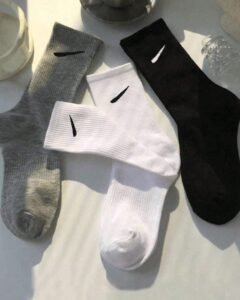 3 pares de calcetines clásicos de color negro, blanco y gris
