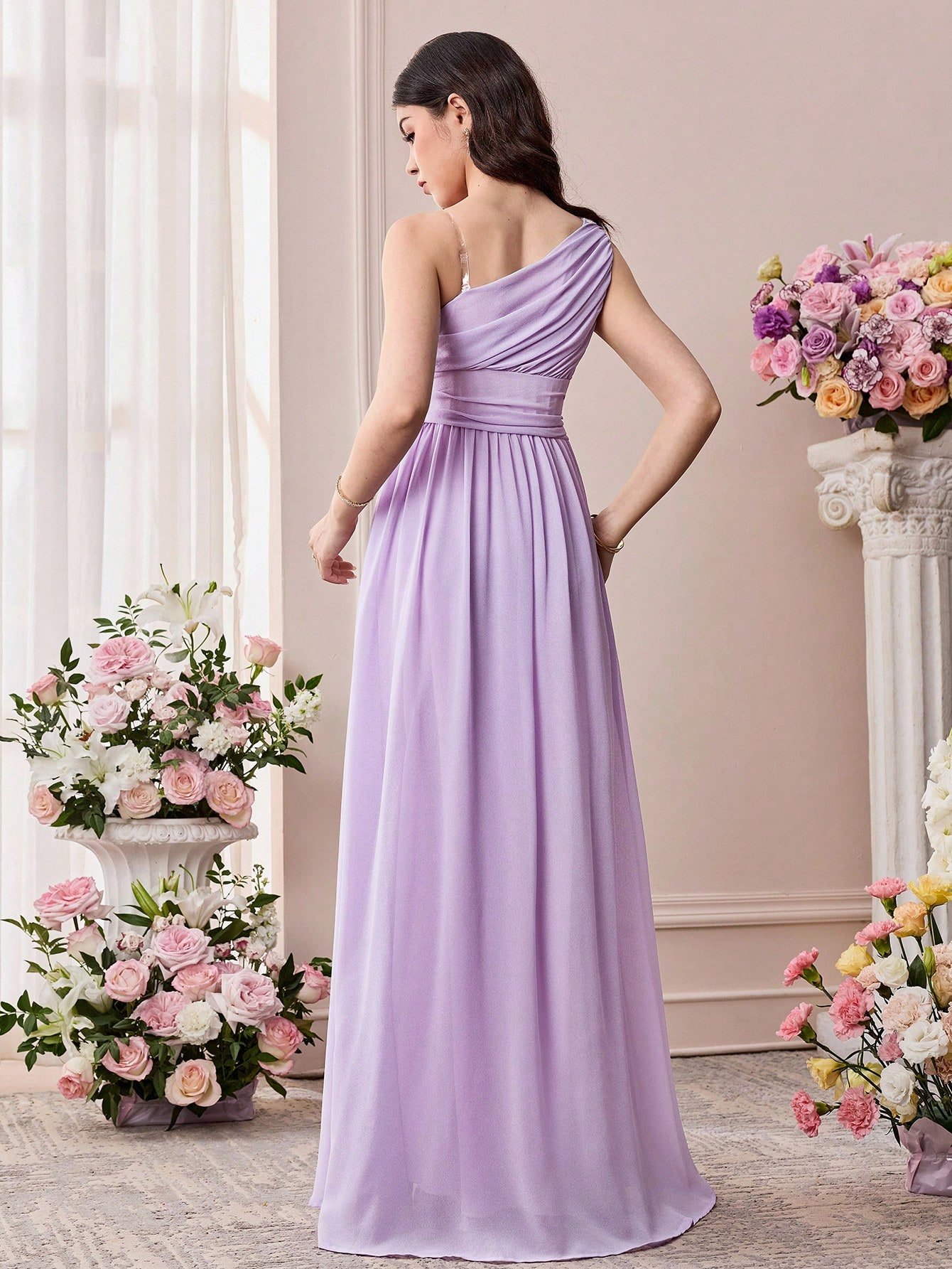 Vestido largo elegante de gasa con un hombro y perlas púrpura - Imagen 2
