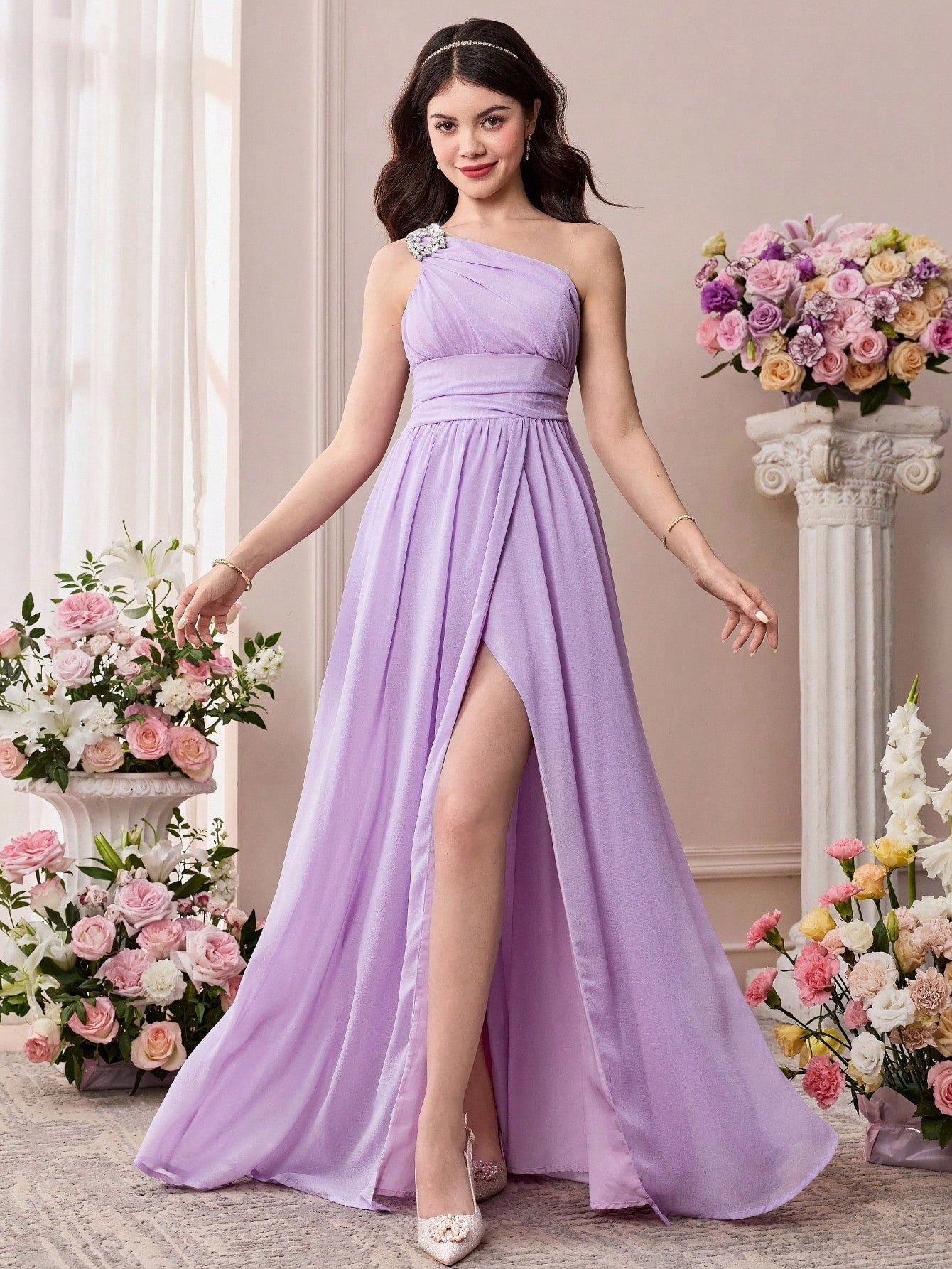 Vestido largo elegante de gasa con un hombro y perlas púrpura