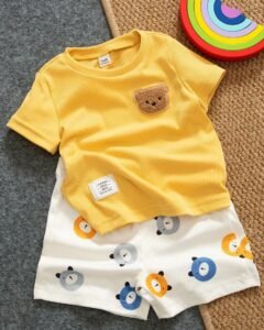 Camisa de costilla de dibujos animados y pantalones cortos con estampado de oso