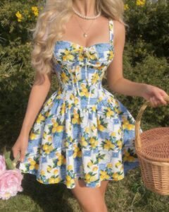 Vestido acampanado con busto fruncido, lazo y estampado de limón