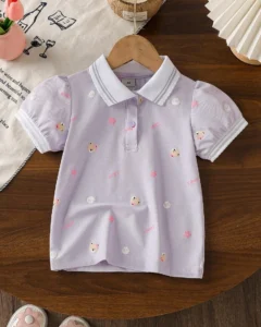 Camiseta de manga corta con estampado total y cuello para niñas