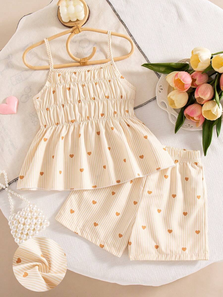 Conjunto informal de niña con top de tirantes con estampado de corazón a rayas