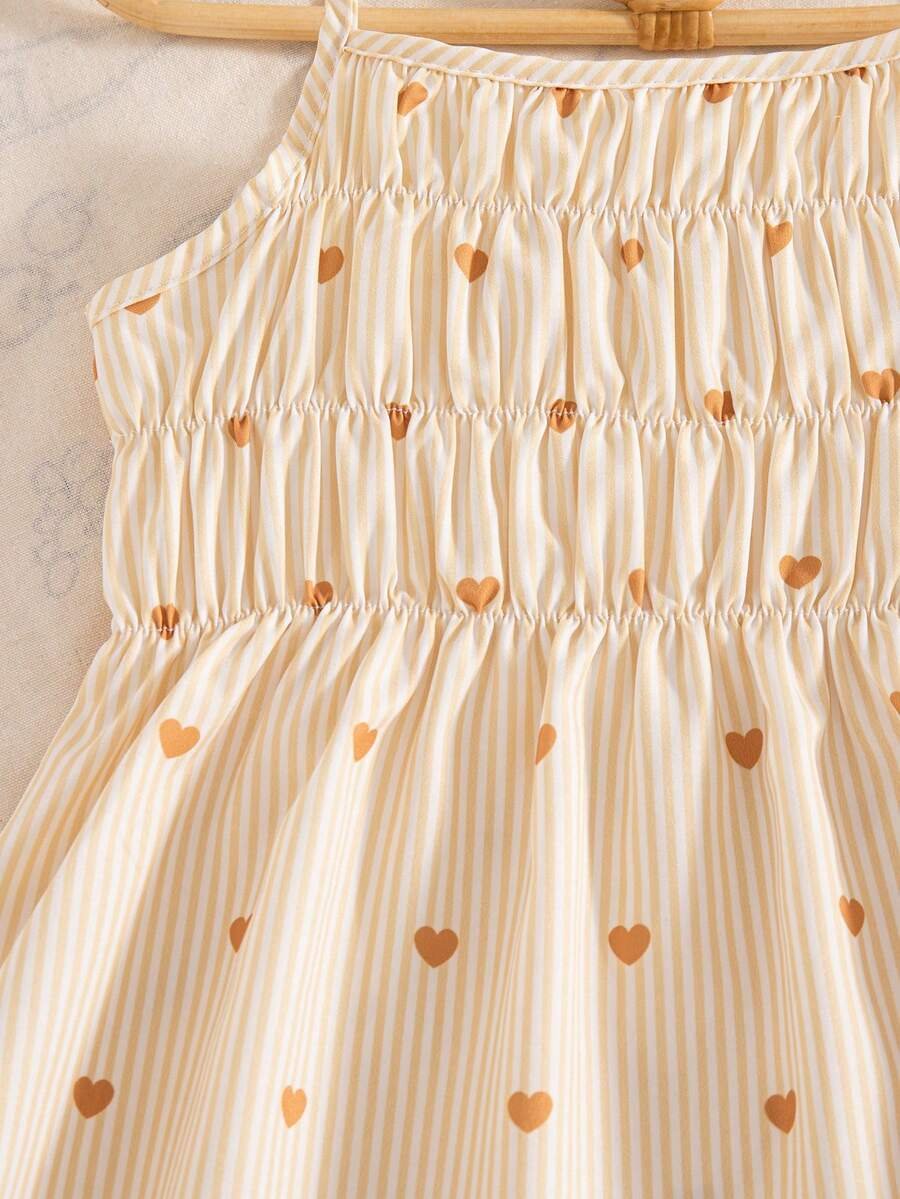 Conjunto informal de niña con top de tirantes con estampado de corazón a rayas - Imagen 2