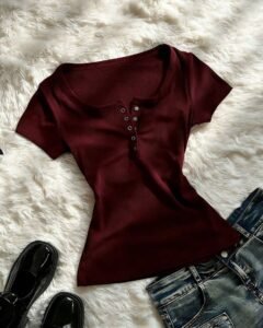 Camiseta de manga corta casual de color borgoña