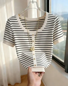 Camiseta de manga corta a rayas con botones metálicos