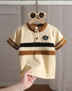 Camiseta de manga corta con rayas y parche deportivo retro
