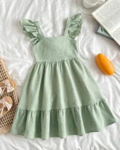 Vestido de verano con volantes y mangas de vuelo en color verde