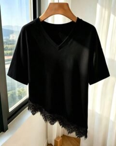 Camiseta negra de cuello redondo, manga corta y bajo con volantes