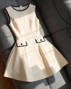 Vestido casual, elegante y minimalista con cintura acampanada