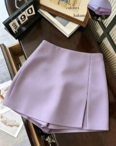 Minifalda de mujer de tela suave y texturizada, de cintura alta y con abertura