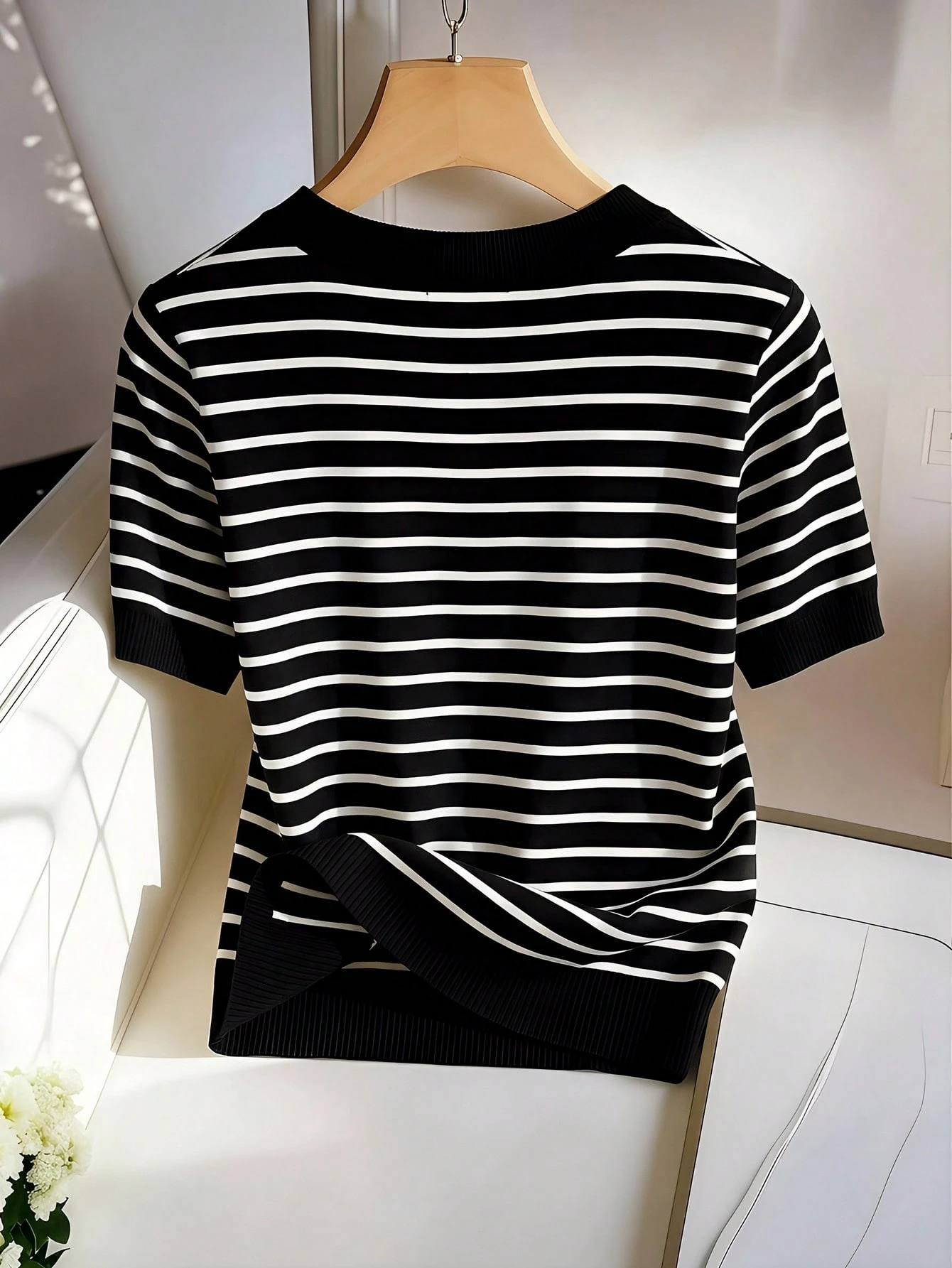 Camiseta de mujer de manga corta con cuello en V a rayas - Imagen 2