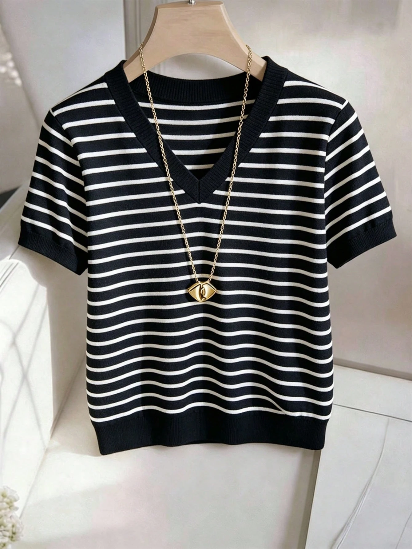 Camiseta de mujer de manga corta con cuello en V a rayas - Imagen 3