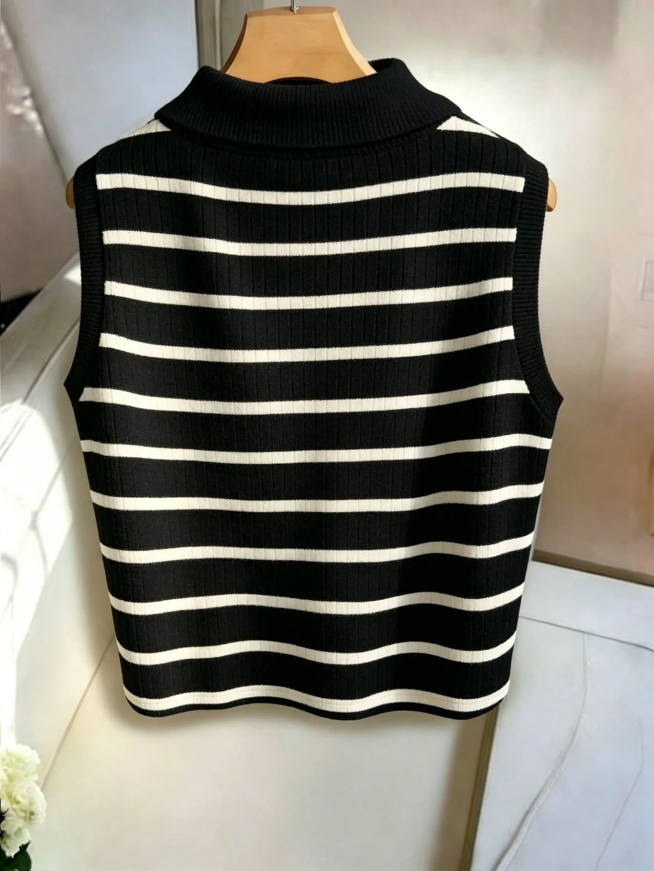 Camiseta de punto casual y elegante con cuello y rayas - Imagen 2