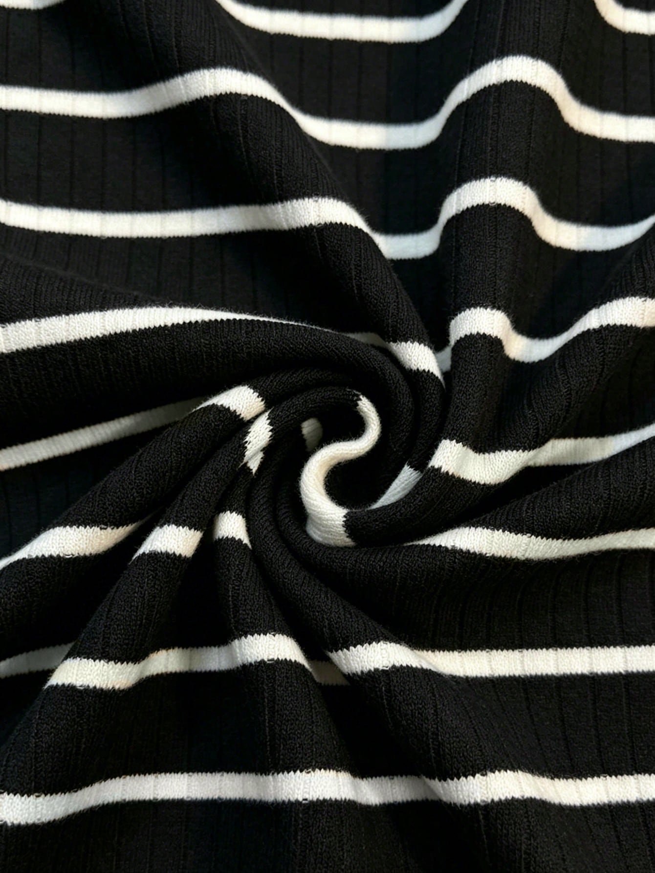 Camiseta de punto casual y elegante con cuello y rayas - Imagen 3