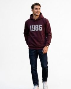 Hoodie vino con chenille en pecho