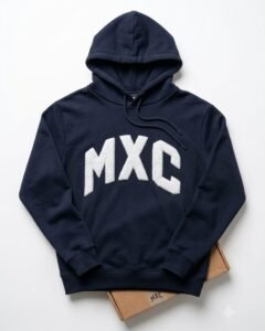 Hoodie marino con chenille en pecho