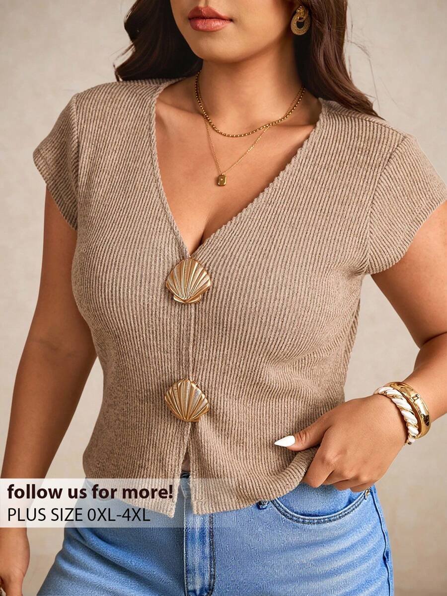 Blusa de manga corta con cuello en V y botones metálicos